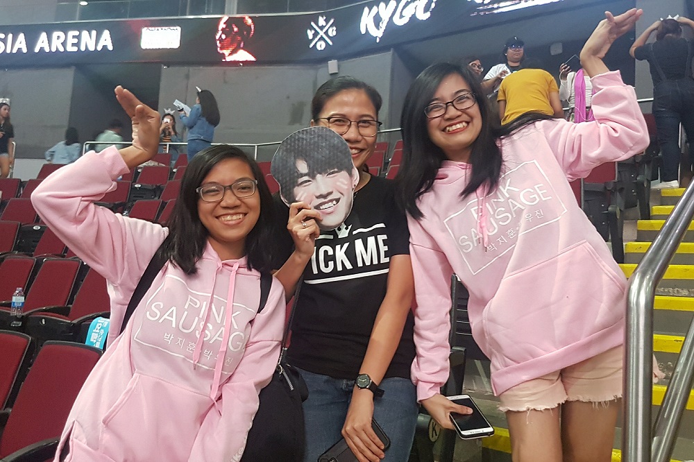wanna one pink sausages fans
